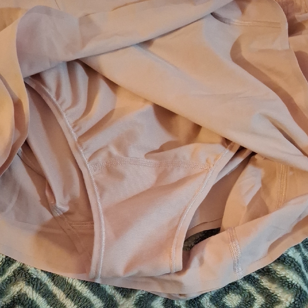 Lululemon Shake It Out High-Rise 2.5” Shorts Pink Pear XL - Picture 8 of 12